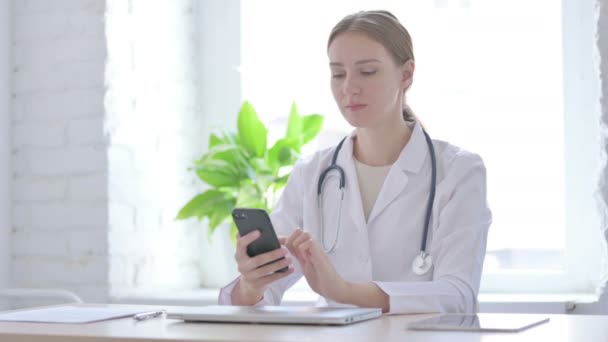 Kobieta Lekarz Rozmawia Przez Telefon Klinice — Wideo stockowe
