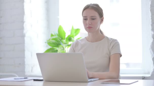 Jonge Vrouw Met Pijn Pols Tijdens Het Gebruik Van Laptop — Stockvideo