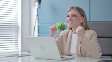 Ofiste Dizüstü bilgisayar kullanırken Başarı Kutlaması Genç İş Kadınları