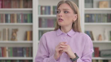 Smartwatch 'ı kontrol ederken Bekleyen Genç Kadın