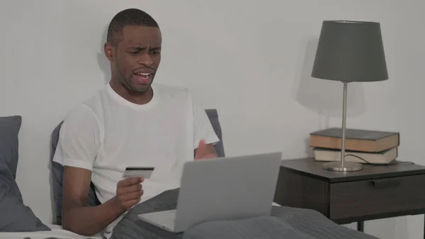 African Man Unsuccessful Online Payment Laptop Sitting Bed — Fotografia de Stock
