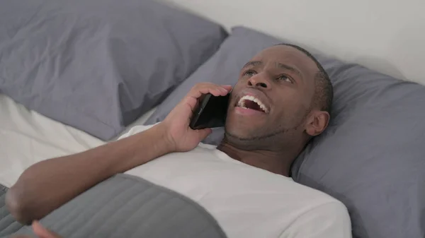 African Man Talking Smartphone While Sleeping Bed Close — Fotografia de Stock