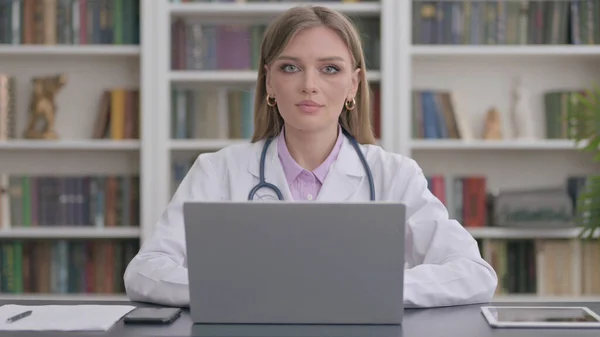 Kvinnlig Läkare Tittar Kameran När Använder Laptop Kliniken — Stockfoto