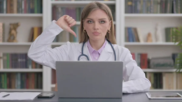 Kvinnlig Läkare Visar Tummar Ner Logga När Använder Laptop Kliniken — Stockfoto