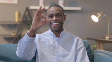 Genç Afrikalı Adam 'ın Portresi Koltukta Otururken Tamam İşareti Gösteriyor