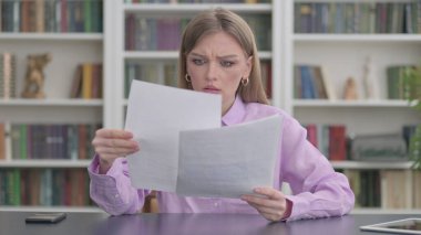 Ofisteki Belgeleri Okurken Genç Kadın Üzülüyor