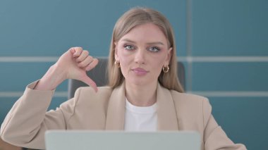 Ofiste Dizüstü bilgisayar kullanırken İşadamının İşaretini Gösterirken Kapanışı