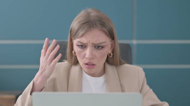 Genç İş Kadınının Kapanışı Dizüstü bilgisayar kullanırken Kaybına Tepki Veriyor