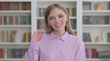 Çevrimiçi Video Konuşan Genç Kadın