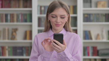 Akıllı telefon kullanan Genç Kadın Portresi