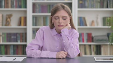 Ofiste Uyurken Yorgun Genç Kadın