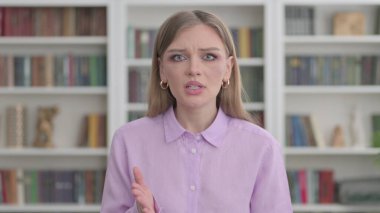 Videodaki Kızgın Genç Kadın Sohbeti