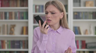 Smartphone 'da Öfkeyle Konuşan Genç Kadın Portresi