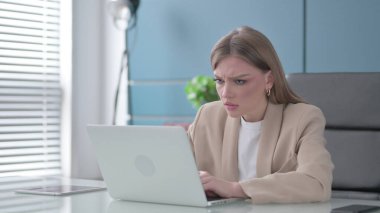 Genç İş Kadını Laptop Kullanırken Kayıp 'a Tepki Veriyor