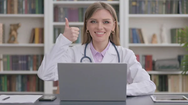 Γυναίκα Γιατρός Εμφάνιση Αντίχειρες Εγγραφείτε Ενώ Χρησιμοποιείτε Laptop Στην Κλινική — Φωτογραφία Αρχείου