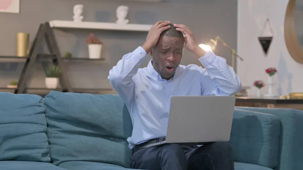 Young African Man Laptop Reacting Loss Sofa — Stockfoto