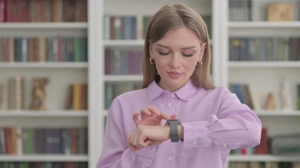 Retrato Mujer Joven Usando Reloj Inteligente — Foto de Stock