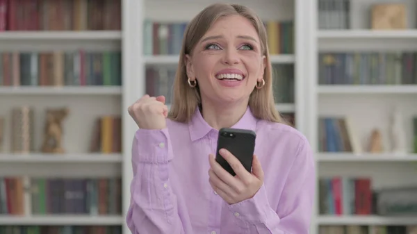 Retrato Mujer Joven Celebrando Smartphone — Foto de Stock