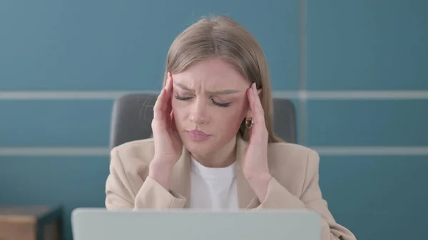Zbliżenie Się Młody Bizneswoman Mając Ból Głowy Podczas Praca Laptopie — Zdjęcie stockowe