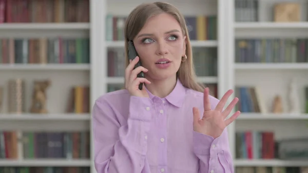 Portrait Angry Woman Talking Phone — Stockfoto