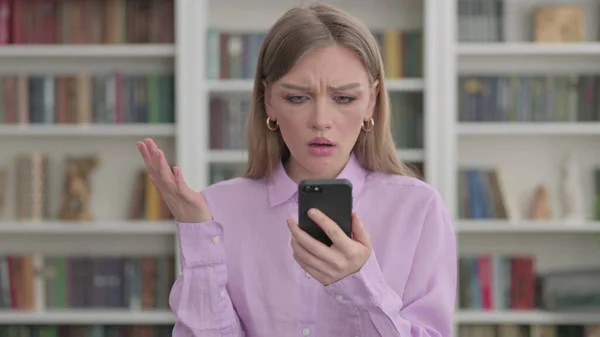 Retrato Mujer Joven Reaccionando Pérdida Teléfono Inteligente — Foto de Stock