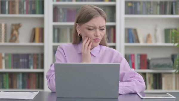 Jovem Mulher Com Dor Dente Enquanto Trabalhava Laptop — Fotografia de Stock