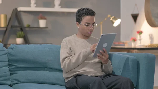 Young African Woman Using Tablet While Sitting Sofa — 스톡 사진