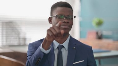 Kamerayı işaret eden Afrikalı İşadamı Portresi