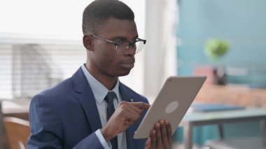 Ofiste Tablet kullanan Afrikalı İşadamı Portresi