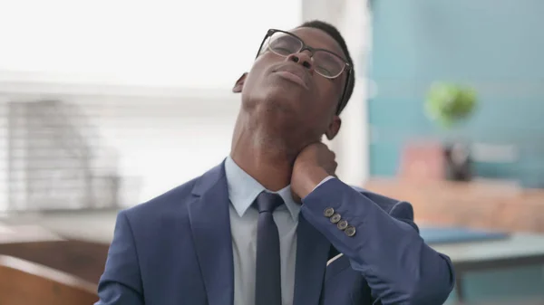 Retrato Del Empresario Africano Con Dolor Cuello —  Fotos de Stock