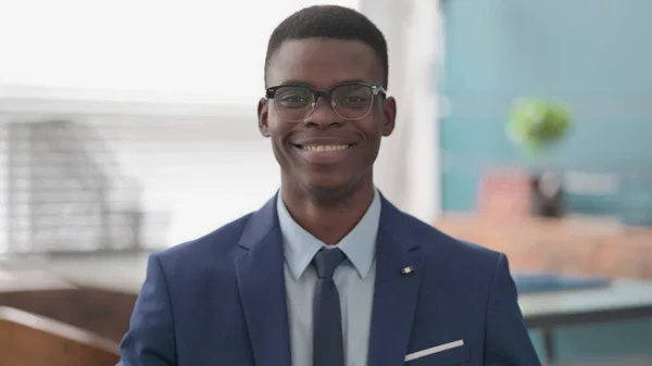 Retrato Del Empresario Africano Sonriendo Ante Cámara —  Fotos de Stock