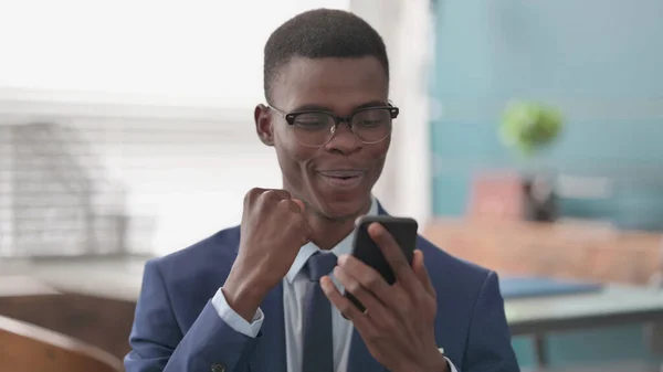 Retrato Del Empresario Africano Celebrando Smartphone —  Fotos de Stock