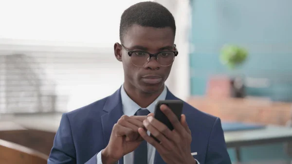 Retrato Del Empresario Africano Usando Smartphone —  Fotos de Stock
