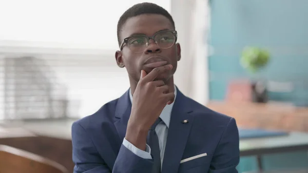 Portrét Pensive African Businessman Myšlení — Stock fotografie