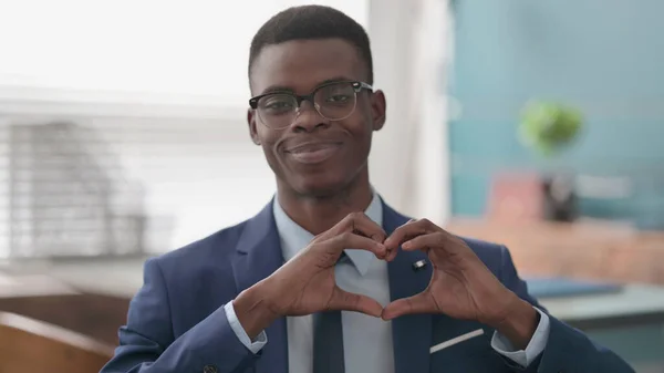 Portrét Afrického Podnikatele Zobrazující Tvar Srdce Rukou — Stock fotografie