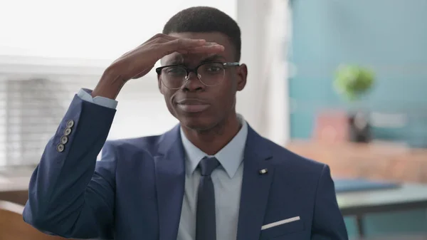 Retrato Del Empresario Africano Mirando Alrededor Buscando —  Fotos de Stock