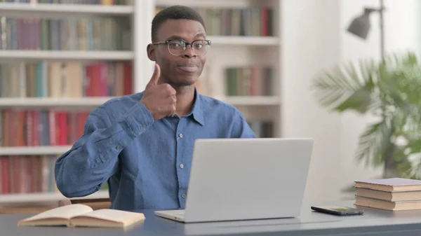 Homem Africano Mostrando Polegares Para Cima Usar Laptop — Fotografia de Stock