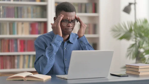 Hombre Africano Tiene Dolor Cabeza Mientras Trabaja Ordenador Portátil —  Fotos de Stock
