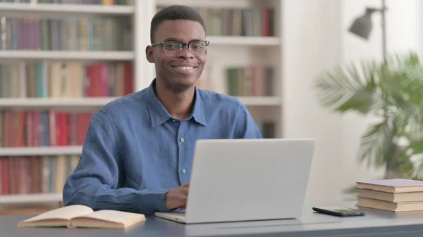 Africano Homem Sorrindo Para Câmera Usar Laptop — Fotografia de Stock