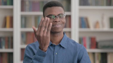 Kamerayı ve Daveti Gösteren Afrikalı Adam Portresi