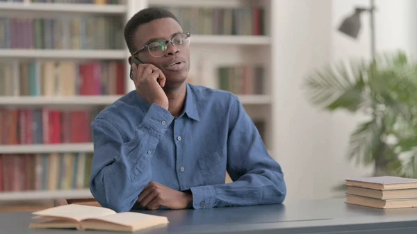 Hombre Africano Hablando Por Teléfono Oficina —  Fotos de Stock