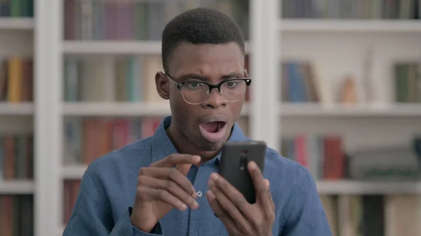 Hombre Africano Reaccionando Pérdida Teléfono Inteligente —  Fotos de Stock