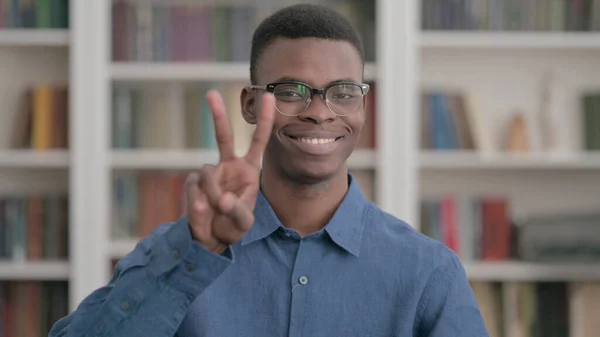 Portrét Afrického Muže Ukazující Znak Vítězství Prsty — Stock fotografie