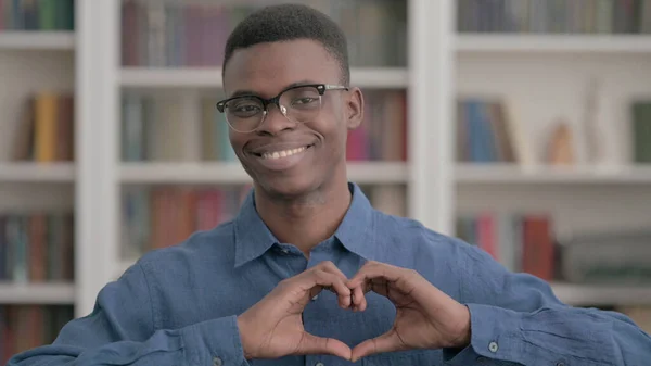 Retrato Del Hombre Africano Mostrando Forma Del Corazón Por Las —  Fotos de Stock