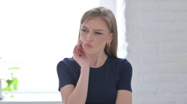 Diş Ağrısı Olan Hasta Genç Kadın 'ın Portresi