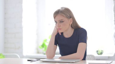 Ofisteki Belgeleri Okurken Genç Kadın Üzülüyor