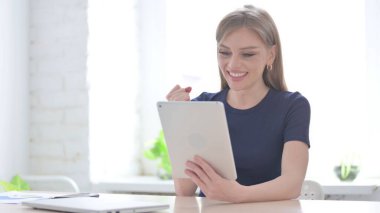 Ofisteki Tablette Başarıyı Kutlayan Genç Kadın