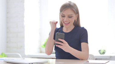 Başarılı Genç Kadın Akıllı Telefonla Kutlama