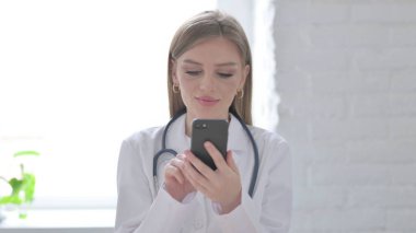 Akıllı Telefon kullanan Kadın Doktor Portresi
