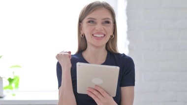 Ofiste Tablette Kutlanan Genç Kadın Portresi